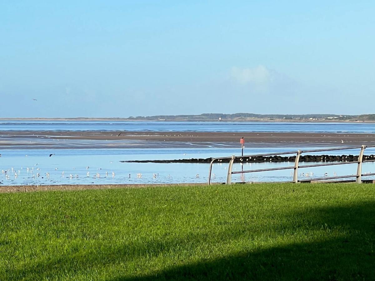 Cockledora, A Luxury Ground Floor Beachfront Apartment Лланеллі Екстер'єр фото