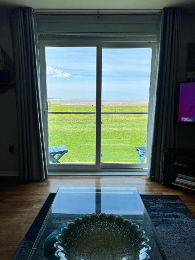 Cockledora, A Luxury Ground Floor Beachfront Apartment Лланеллі Екстер'єр фото